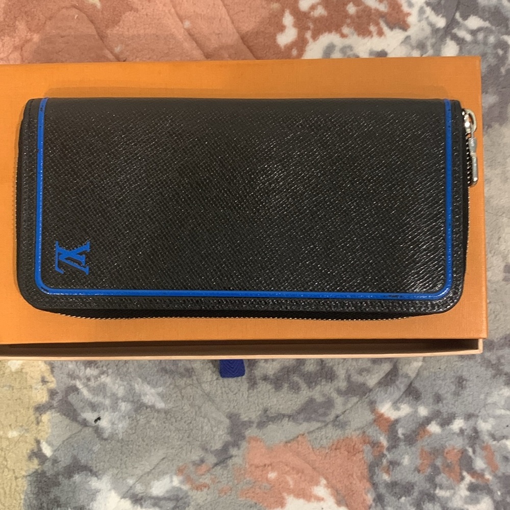 257372N Louis Vuitton Wallet Long Zippy Around Black Taiga Leather - Picture 10 of 15